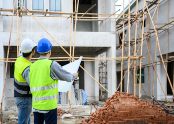 what does a general contractor do