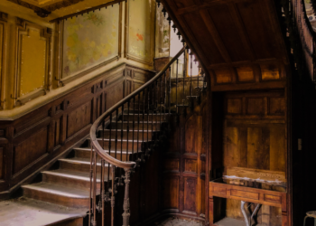 what is a flight of stairs