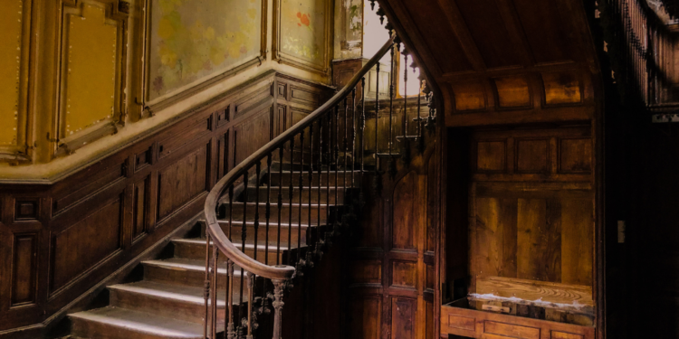 what is a flight of stairs