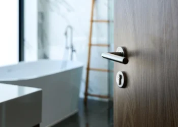 Choosing the Perfect Bath Door Handles for Style and Functionality